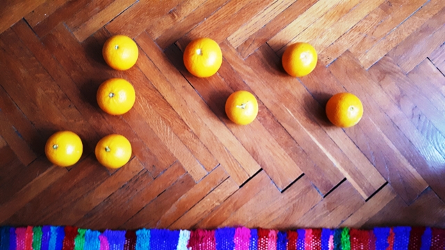 Narančama napisan broj 55 na brajici