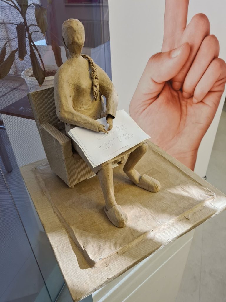 "Žena koja čita", autor Emil Mandarić 2021.