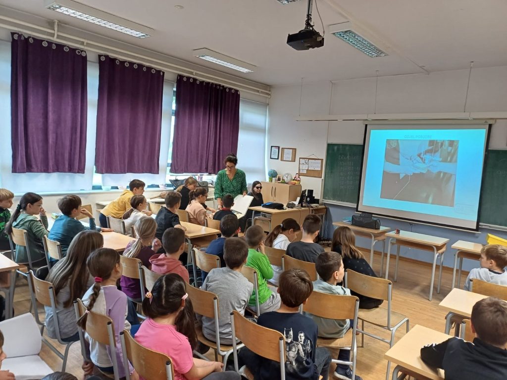 Dejana i Jelena u učionici