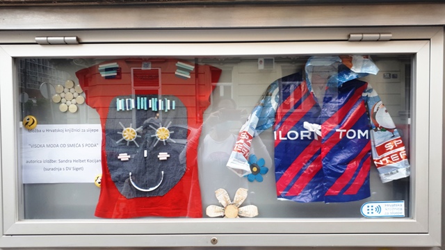 Izlog u kojem je najava izložbe s izlošcima