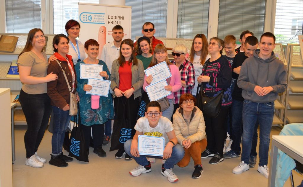 Svi natjecatelji s ravnateljicom Karolinom