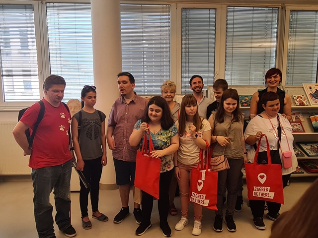 Nagrađeni natjecatelji s djelatnicima