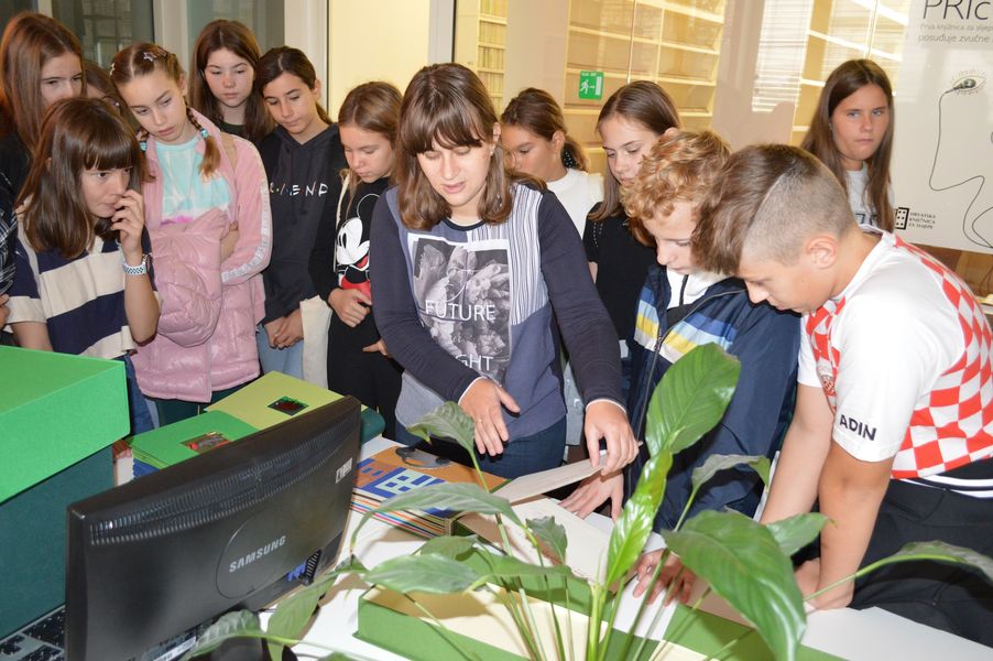 Ivana pokazuje učenicima taktilnu slikovnicu