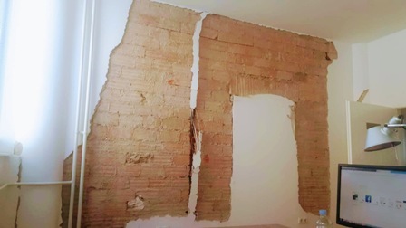 Oštećen zid u knjižnici